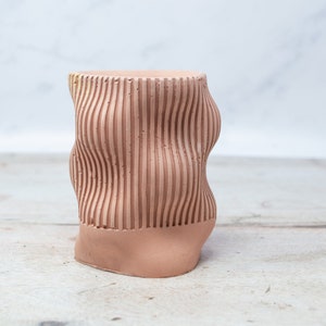 Minimal concrete toothbrush holder, two styles and multiple concrete colours available. Perfect minimal bathroom decor Pink Concrete