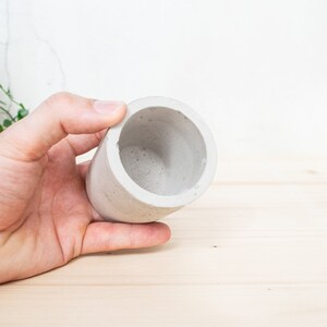 Round toothbrush holders, two sizes and multiple colours available image 5