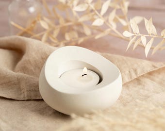 Rounded concrete tea light holder: white concrete candle