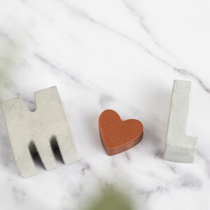 Beton Buchstabe Anfangsset mit Kupferherz: Personalisiertes Wohndekor Bild 5