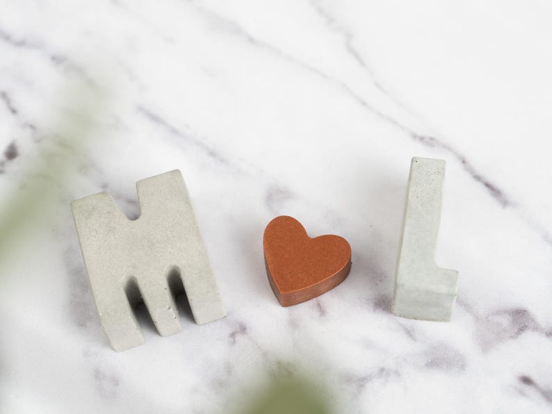 Beton Buchstabe Anfangsset mit Kupferherz: Personalisiertes Wohndekor Bild 5