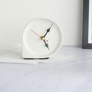 Round minimal concrete clock, modern desk clock, perfect for the office or mantlepiece White Concrete