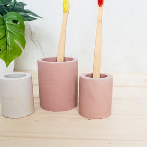 Round toothbrush holders, two sizes and multiple colours available image 10