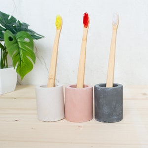 Round toothbrush holders, two sizes and multiple colours available image 8