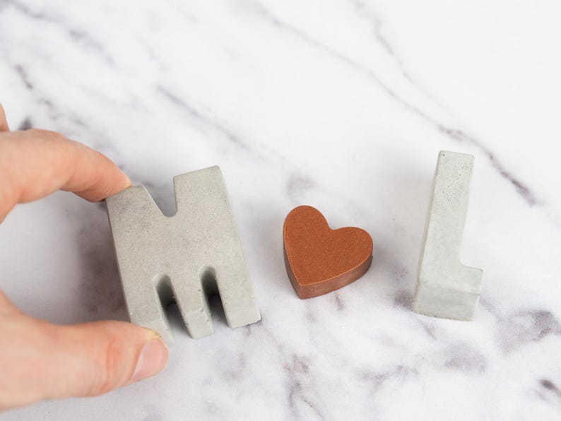 Beton Buchstabe Anfangsset mit Kupferherz: Personalisiertes Wohndekor Bild 6