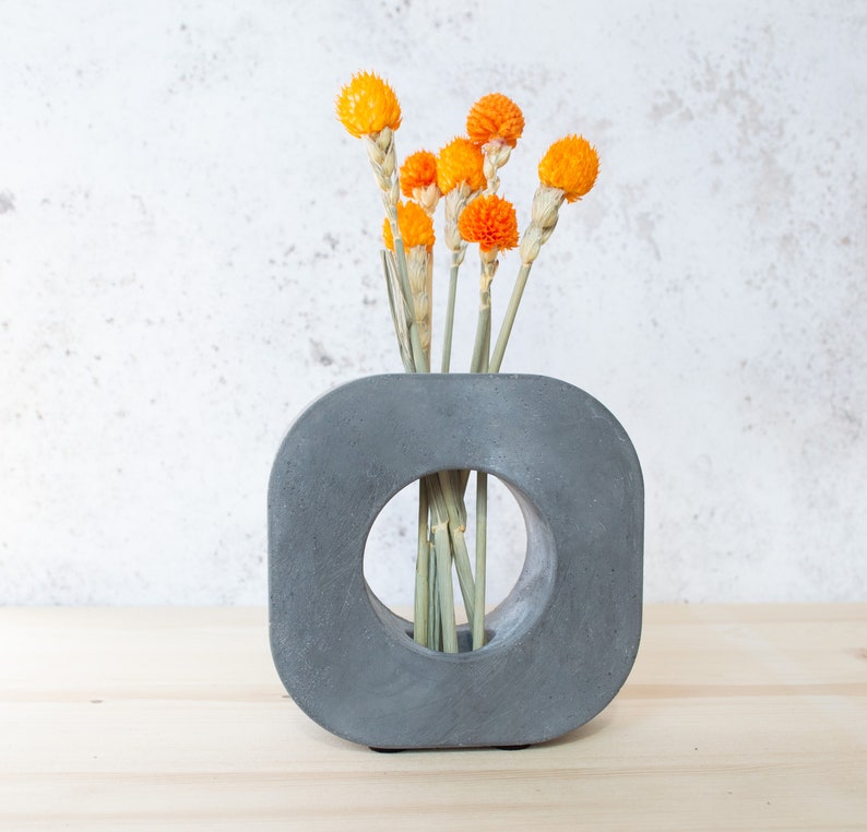 Minimalist round Concrete Vase, handmade Concrete vase, perfect for dried flowers Dark Grey Concrete