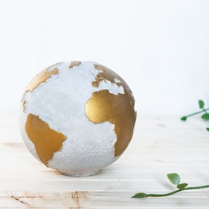 Globe de cuivre en béton 3d, parfait comme presse-papier ou pour un 7e anniversaire de cuivre image 3