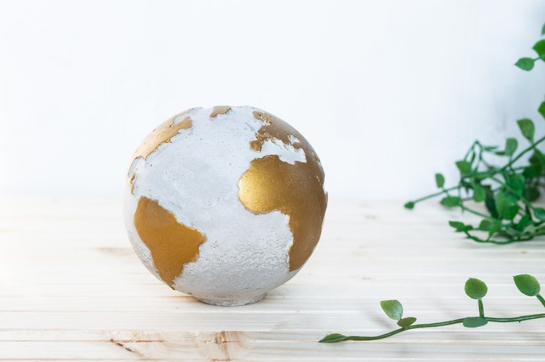 Globe de cuivre en béton 3d, parfait comme presse-papier ou pour un 7e anniversaire de cuivre image 3