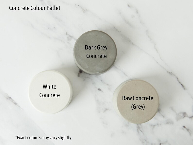 Puede incluir: Tres peque&ntilde;as muestras de hormig&oacute;n en diferentes colores: blanco, gris claro y gris oscuro. Las muestras est&aacute;n etiquetadas como "Hormig&oacute;n blanco", "Hormig&oacute;n en bruto (gris)" y "Hormig&oacute;n gris oscuro".