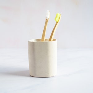 Minimal concrete toothbrush holder, Perfect minimal bathroom decor and available in multiple concrete colours image 2