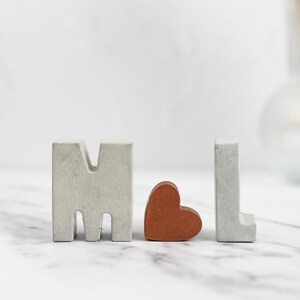 Beton Buchstabe Anfangsset mit Kupferherz: Personalisiertes Wohndekor Bild 3