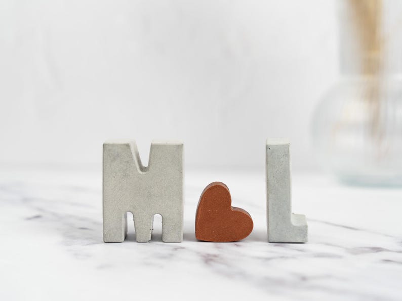 Beton Buchstabe Anfangsset mit Kupferherz: Personalisiertes Wohndekor Bild 3