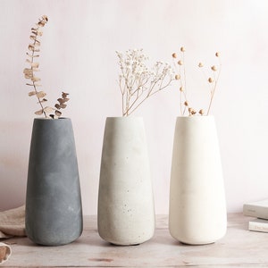 Jarrón de hormigón de tamaño mínimo, jarrón hecho a mano adecuado para grandes flores secas o artificiales. Decoración minimalista del hogar