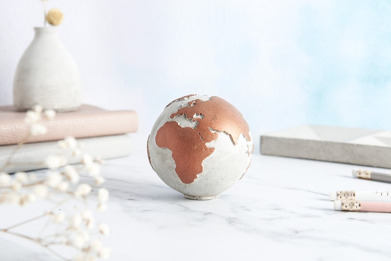 Globe de cuivre en béton 3d, parfait comme presse-papier ou pour un 7e anniversaire de cuivre image 1