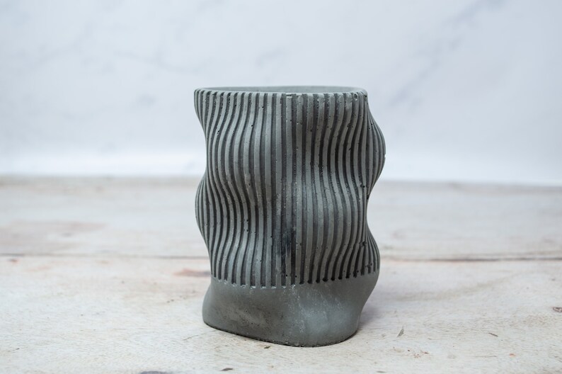 Minimal concrete toothbrush holder, two styles and multiple concrete colours available. Perfect minimal bathroom decor Dark Grey Concrete