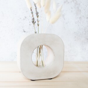 Minimalist round Concrete Vase, handmade Concrete vase, perfect for dried flowers White Concrete