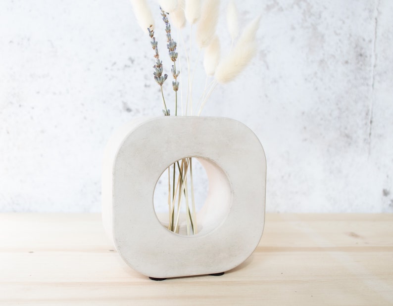 Minimalist round Concrete Vase, handmade Concrete vase, perfect for dried flowers White Concrete