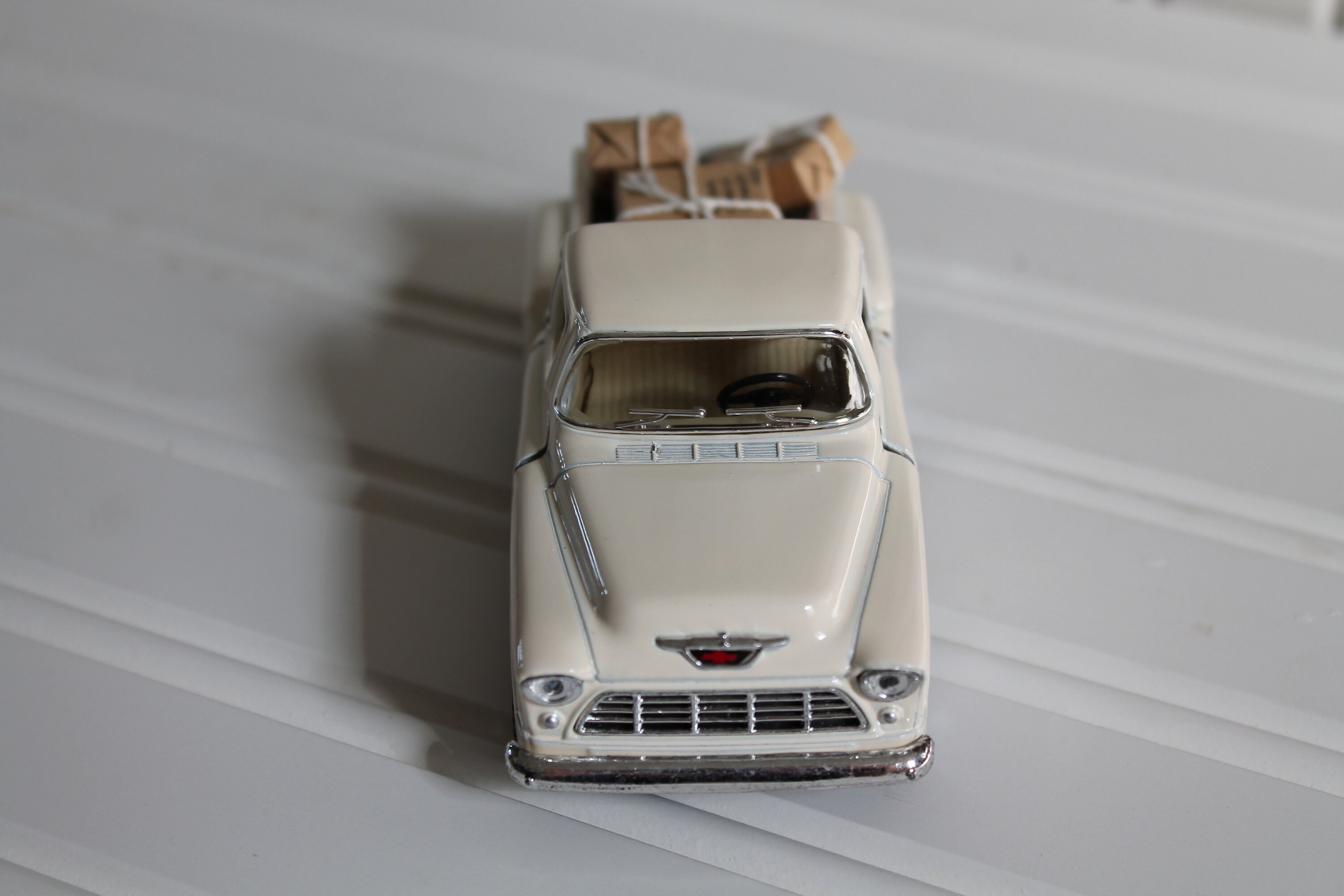 Miniature Chevrolet Caméo 1955 Avec Remorque - Échelle 1:64 Rouge - Johnny Lightning