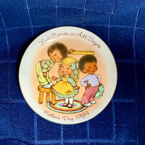 Vintage Mother&#39;s Day 1984 AVON plate &quot;Love Comes in All Sizes&quot; gold edge
