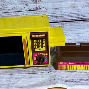Betty Crocker - Kenner - Easy-Bake - Mini-Wave Oven - Vintage - 1978
