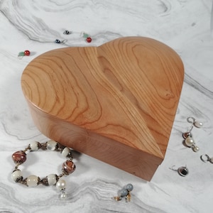 Personalisierte herzförmige Schmuckschatulle - hölzernes Andenken, Jahrestag oder Hochzeitsgeschenk für sie, Geschenk der Liebe mit individueller Gravur