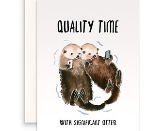 Puede incluir: Una tarjeta de felicitación con una ilustración de acuarela de dos nutrias sosteniendo teléfonos. El texto dice "Quality Time with Significant Otter".