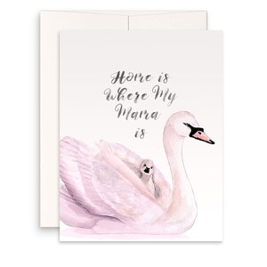 Carte de fête des mères cygne, maman et bébé amusante - La maison est là où se trouve maman - Carte d'anniversaire pour maman et enfant