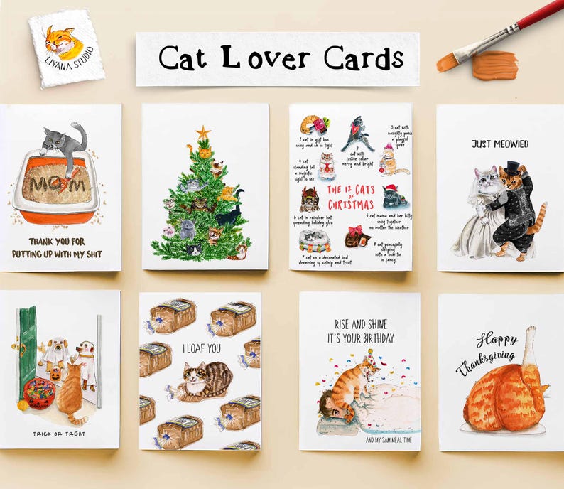 Pu&ograve; includere: Una collezione di biglietti di auguri illustrati con disegni a tema gatto. I biglietti presentano varie illustrazioni di gatti, tra cui gatti in un albero di Natale, gatti che ballano e gatti con frasi umoristiche. Il testo "Cat Lover Cards" &egrave; visualizzato in alto.