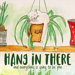 Peut inclure: Une illustration &agrave; l'aquarelle d'un chat blanc dormant dans un pot de plante suspendu. Le chat est enroul&eacute; dans le pot, sa queue pendante. Le pot est suspendu au plafond et un petit poisson est peint sur le c&ocirc;t&eacute; du pot. Le texte "HANG IN THERE and everything is going to be fine" est &eacute;crit sous le pot.
