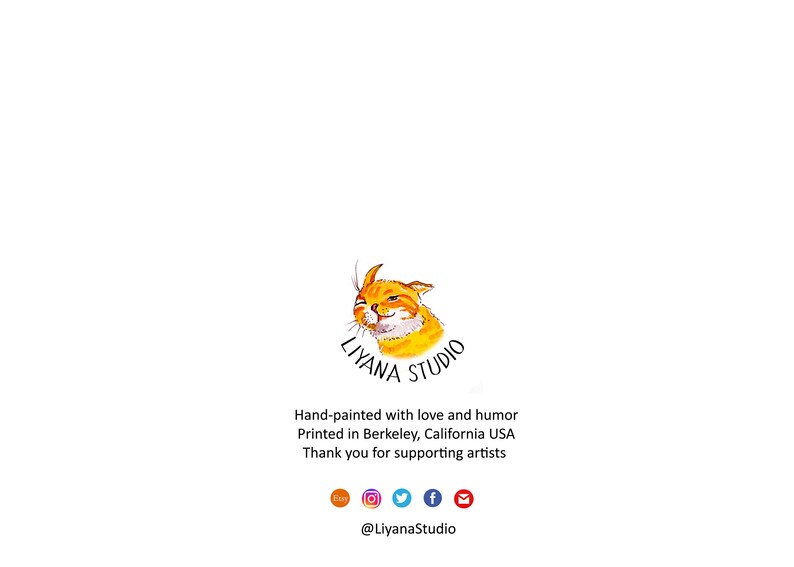 Peut inclure: Un chat jaune avec une expression espi&egrave;gle est pr&eacute;sent&eacute; dans un logo pour Liyana Studio. Le texte "Liyana Studio" est &eacute;crit dans un design circulaire autour de la t&ecirc;te du chat. Le texte "Peint &agrave; la main avec amour et humour" est sous le logo. Le texte "Imprim&eacute; &agrave; Berkeley, Californie, &Eacute;tats-Unis" est sous la premi&egrave;re ligne de texte. Le texte "Merci de soutenir les artistes" est sous la deuxi&egrave;me ligne de texte. Des ic&ocirc;nes de m&eacute;dias sociaux pour Instagram, Twitter et Facebook sont sous la troisi&egrave;me ligne de texte. Le texte "@LiyanaStudio" est sous les ic&ocirc;nes de m&eacute;dias sociaux.