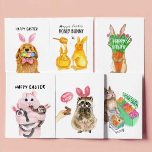 Op de afbeelding: Zes ge&iuml;llustreerde kaarten met een Happy Easter-thema. Elke kaart toont een ander dier met konijnenoren en houdt paaseieren vast. De dieren zijn een hond, een konijn, een wasbeer, een varken en een kat. De kaarten zijn allemaal wit met zwarte tekst.