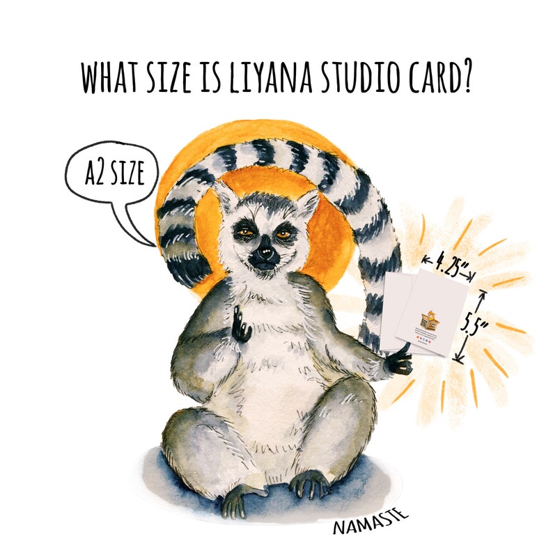 Op de afbeelding: Een cartoon-lemur met een halo die een witte kaart vasthoudt waarop "A2 SIZE" staat en die 5,5 inch bij 4,25 inch meet. De lemur zit in een yogahouding met de tekst "NAMASTE" eronder.