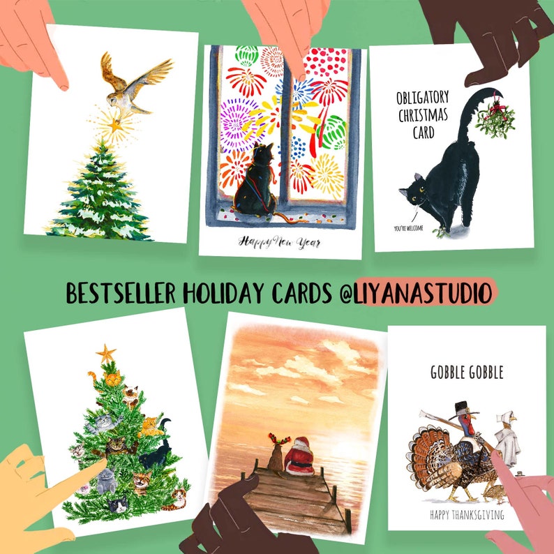 Op de afbeelding: Set van vijf ge&iuml;llustreerde kerstkaarten met verschillende thema's, waaronder een kat die vuurwerk bekijkt, een kat met mistletoe, een kerstboom vol katten, een stel op een pier bij zonsondergang en een kalkoen met een pelgrimhoed. De kaarten zijn allemaal met de hand geschilderd in aquarelstijl en hebben een eigenzinnige en feestelijke esthetiek.