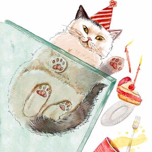 Pu&ograve; includere: Illustrazione ad acquerello di un gatto con un cappello da festa, sdraiato sulla schiena. Il gatto &egrave; color crema e grigio, con cuscinetti rosa. Una fetta di torta, candele e una bevanda versata sono anche nell'immagine.