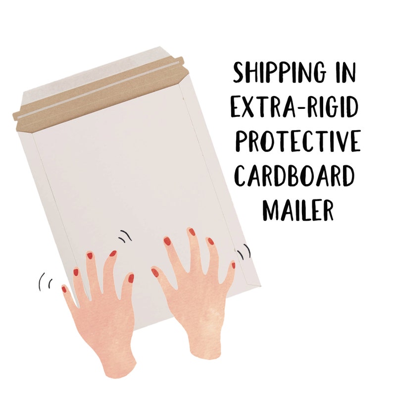 Peut inclure: Une enveloppe en carton blanc avec un rabat brun. L'enveloppe est tenue par deux mains avec du vernis &agrave; ongles rouge. Le texte "SHIPPING IN' EXTRA-RIGID PROTECTIVE CARDBOARD MAILER" est &eacute;crit en noir sur fond blanc.
