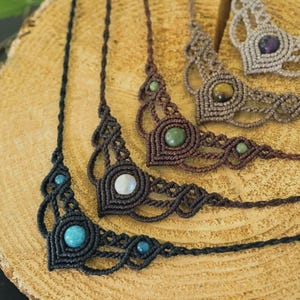 Gargantilla personalizada Makramee Edelstein – Mondstein, Tigerauge, Aventurin – Boho Halskette mit Edelstein und Messingperlen