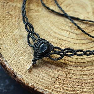 Disthen/ Kyanit Edelstein Makramee Collier Halskette Choker mit silbernen Perlen und Charm