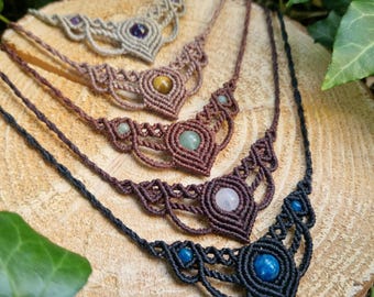 Makramee Edelstein Choker personalisierbar – Mondstein, Tigerauge, Aventurin – Boho Halskette mit Edelstein und Messingperlen
