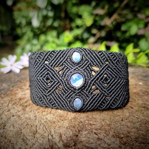 Breites Makramee Armband mit drei Mondsteinen in schwarz