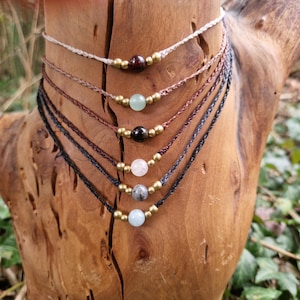 Personalisierbare Macramé Halsketten /Choker mit Edelstein- und Messingperlen