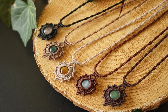 Makramee Edelstein Kette personalisierbar – Mondstein, Labradorit, Aventurin – Boho Anhänger Halskette