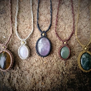 Personalisierbare Edelstein Macramé Anhänger Halsketten mit Messingperle (Moosachat, Rosenquarz, Amethyst, Aventurin, Tigerauge)