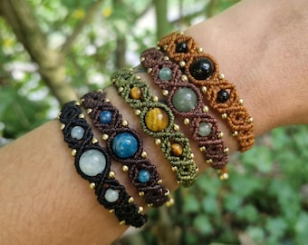 Makramee Armband personalisierbar – Mondstein, Labradorit, Aventurin – verstellbares Boho Armband mit Edelstein– und Messinperlen