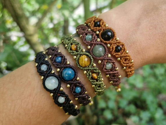 Makramee Armband personalisierbar – Mondstein, Labradorit, Aventurin – verstellbares Boho Armband mit Edelstein– und Messinperlen