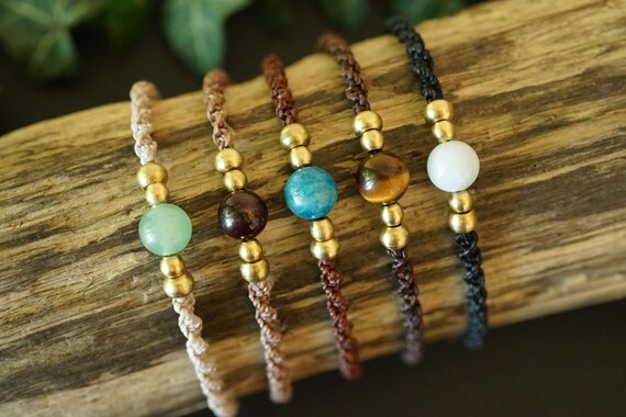 Makramee Armband personalisierbar – Mondstein, Labradorit, Aventurin – verstellbares Boho Armband mit Edelstein-, Holz- und Messinperlen