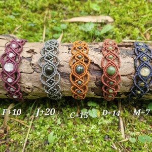 Puede incluir: Cinco pulseras de macram&eacute; con detalles de piedras preciosas se exhiben sobre un tronco. Las pulseras var&iacute;an en color, incluyendo burdeos, gris, naranja, marr&oacute;n y azul marino. Cada pulsera presenta una combinaci&oacute;n &uacute;nica de piedras preciosas y nudos.