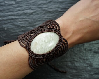 Skolezit Edelstein Makramee Armband in dunkelbraun
