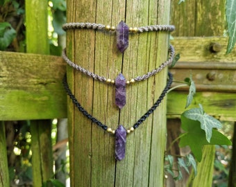 Makramee Choker mit Amethyst Kristallspitze und Messingperlen