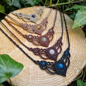 Personalisierbare kleine Makramee Choker Halsketten Colliers mit Edelsteinperlen in vielen Farben und Variationen zum selbst aussuchen