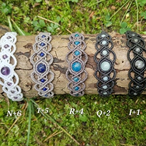 Puede incluir: Cinco pulseras de macram&eacute; con piedras preciosas, incluyendo amatista, lapisl&aacute;zuli y turquesa, se exhiben sobre un tronco de madera. Las pulseras son de cordones blancos, grises y negros. Cada pulsera tiene una disposici&oacute;n &uacute;nica de piedras preciosas. El texto "N+6", "T+5", "R+4", "Q+2" e "I+1" es visible.
